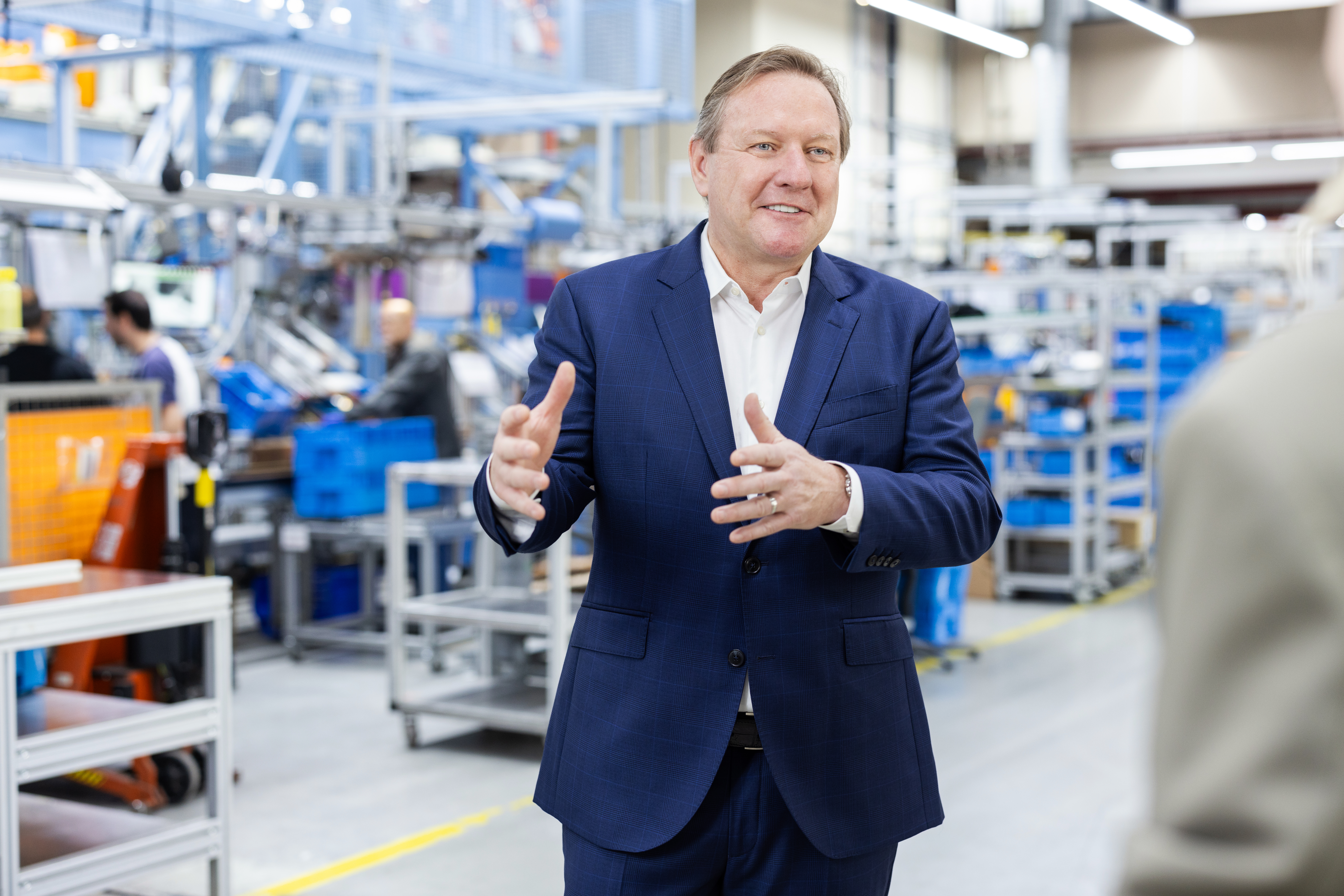 Майкъл Трауб в монтажа на завод 2 във Вайблинген.